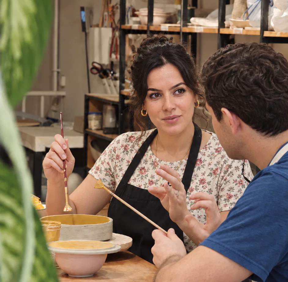Hacer cerámica en pareja: crear algo juntos cambia la forma de compartir el tiempo