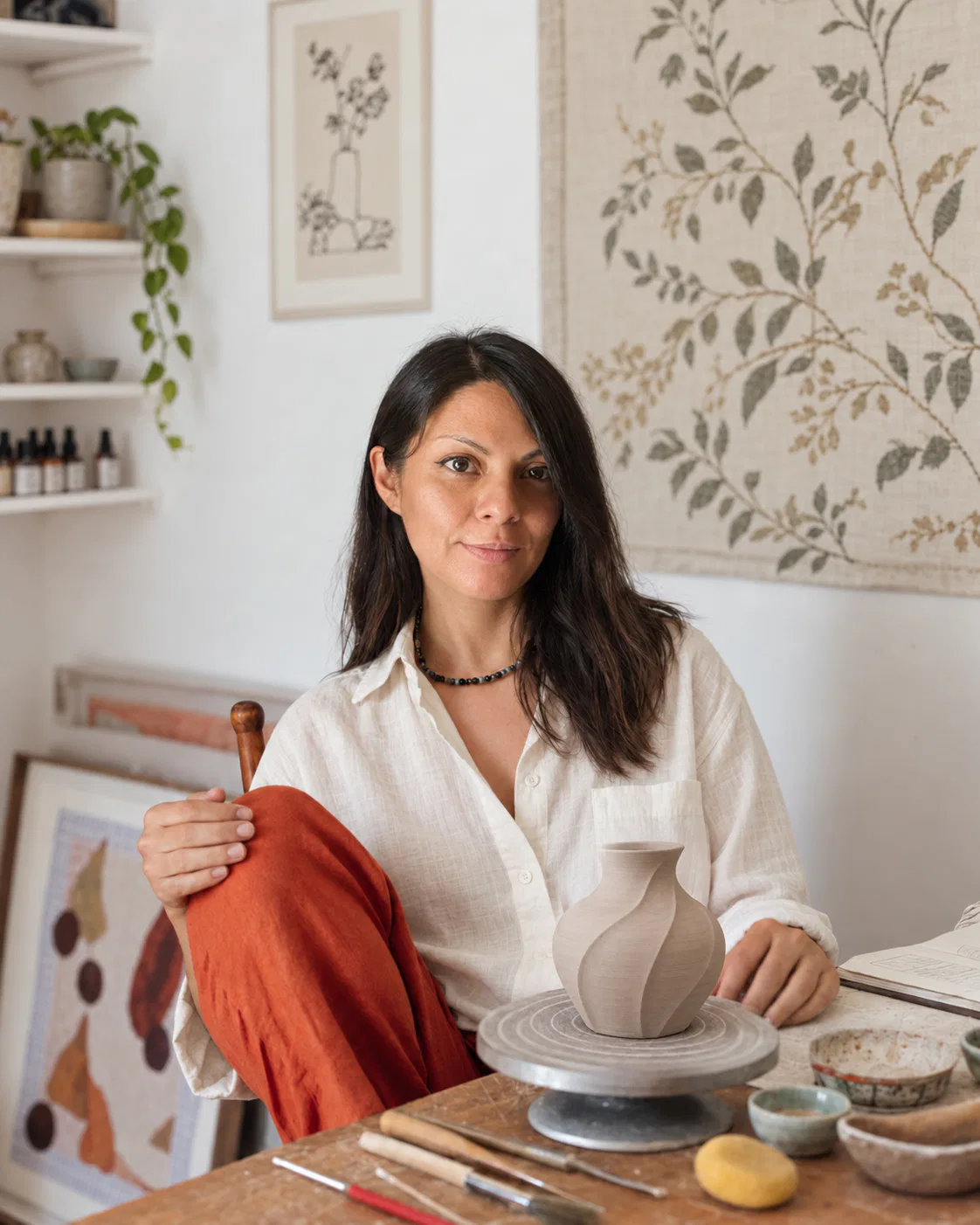 Stef Cano en el estudio de ceramica